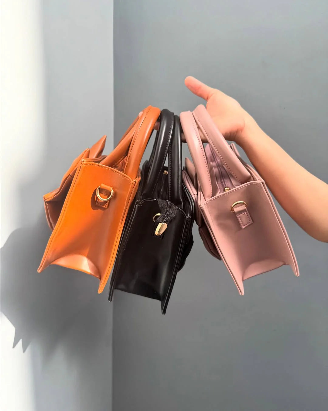 GLOSS BOW HANDBAG - BLACK