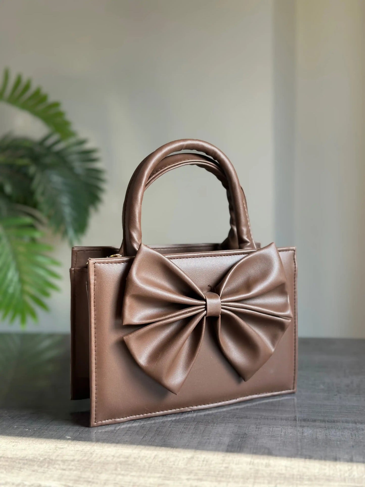 GLOSS BOW HANDBAG - COFFEE
