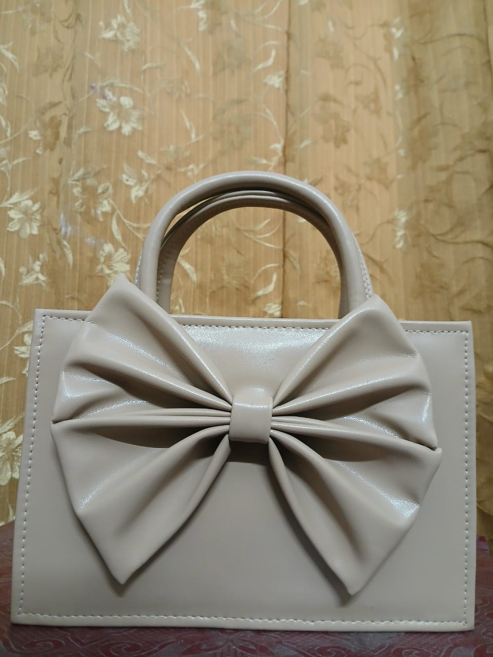 GLOSS BOW HANDBAG - BEIGE