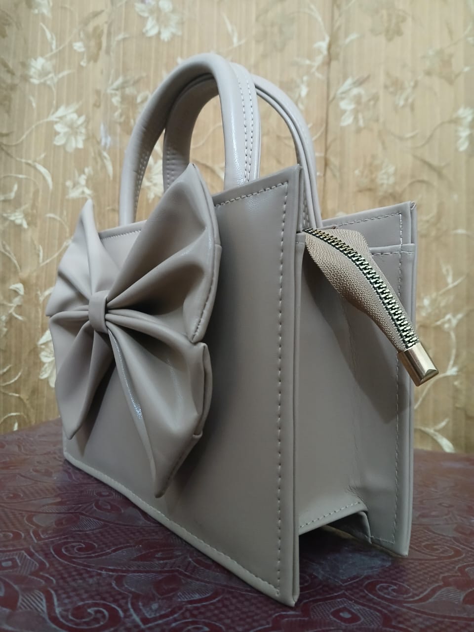 GLOSS BOW HANDBAG - BEIGE