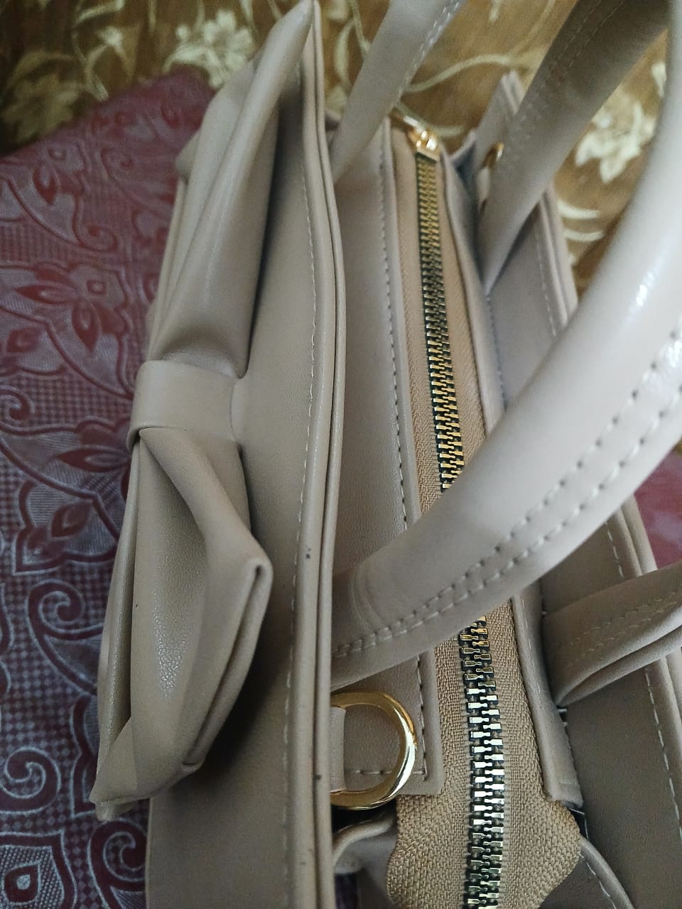 GLOSS BOW HANDBAG - BEIGE