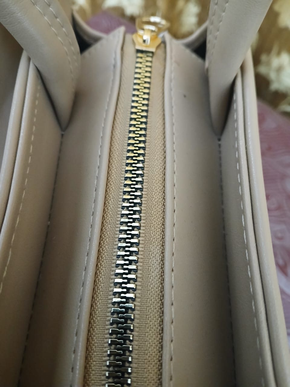 GLOSS BOW HANDBAG - BEIGE