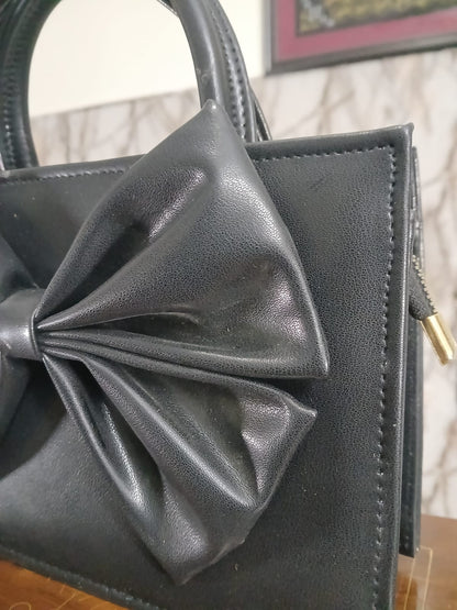 GLOSS BOW HANDBAG - BLACK