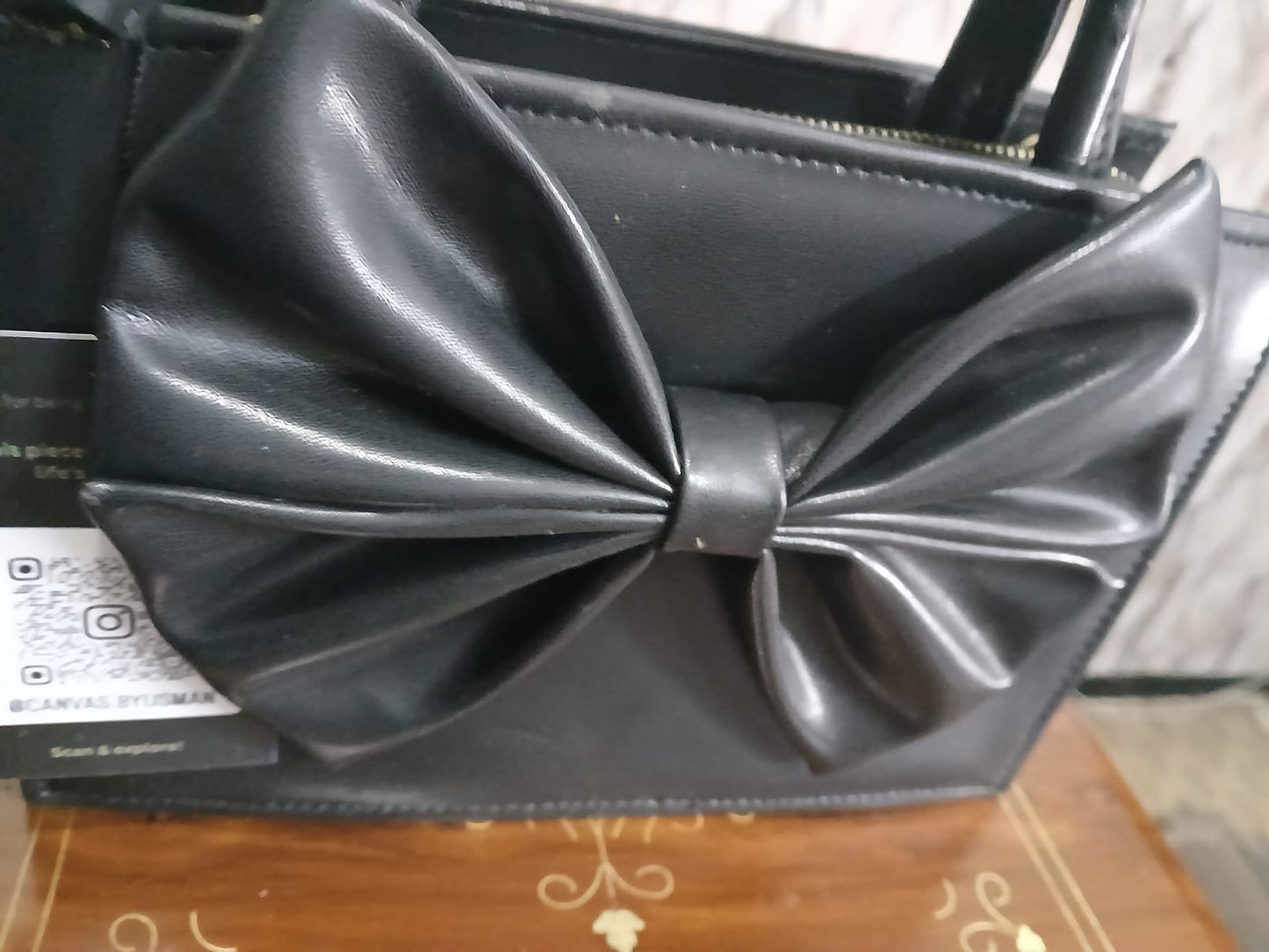 GLOSS BOW HANDBAG - BLACK