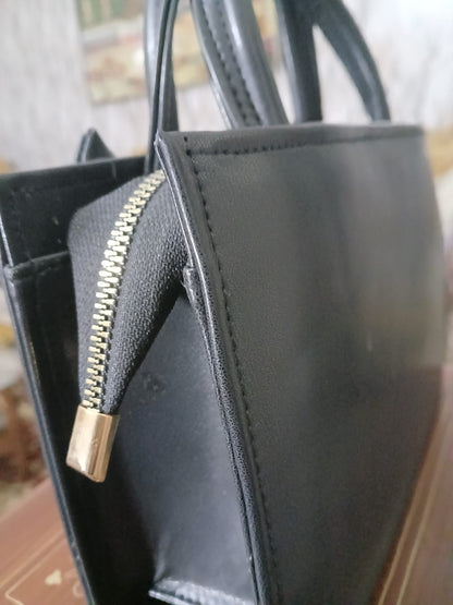 GLOSS BOW HANDBAG - BLACK